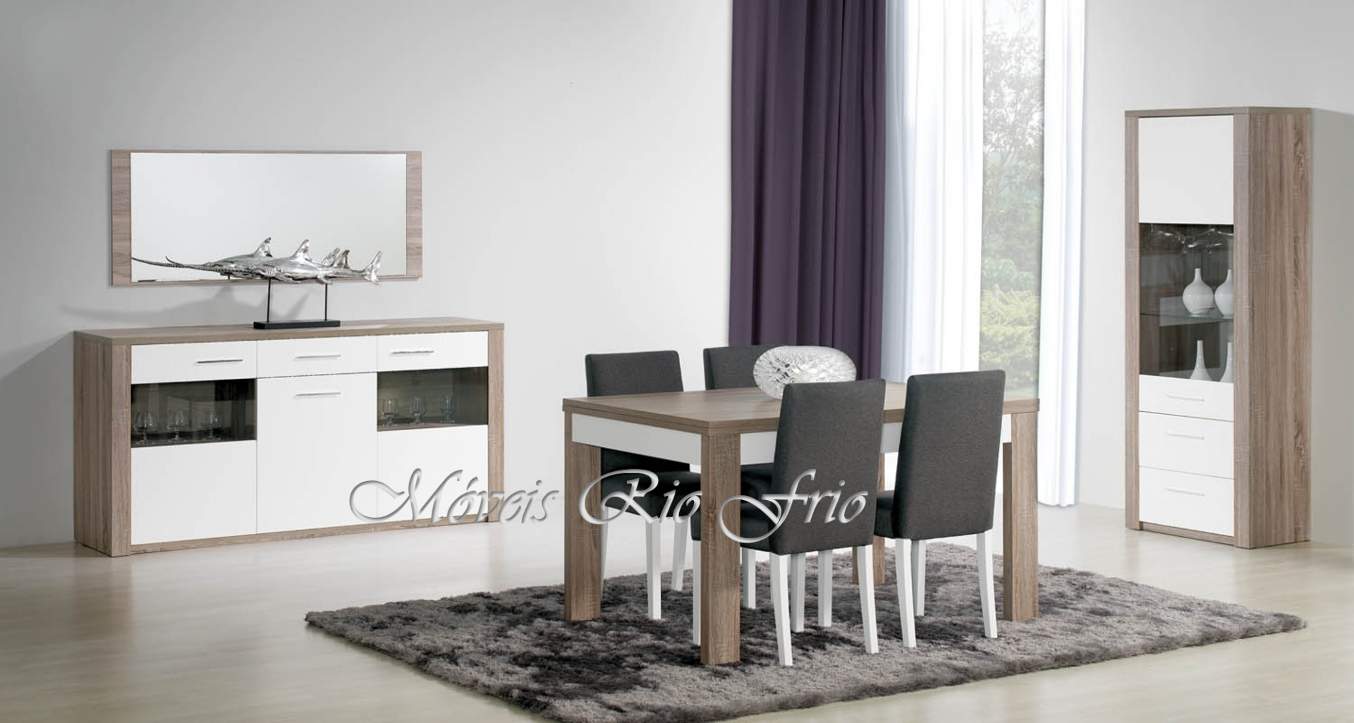 Conjunto de sala de jantar com mesa, cadeiras, aparador, vitrine, tapete cinzento e cortina roxa