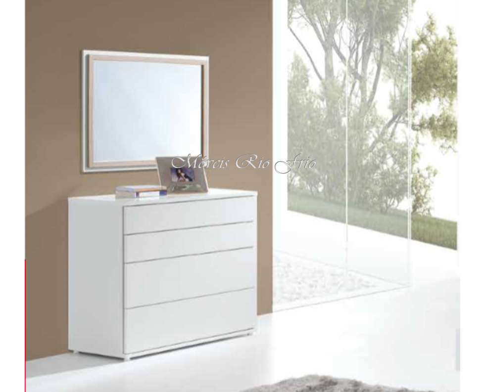 Cómoda branca de quatro gavetas com espelho quadrado na parede castanha