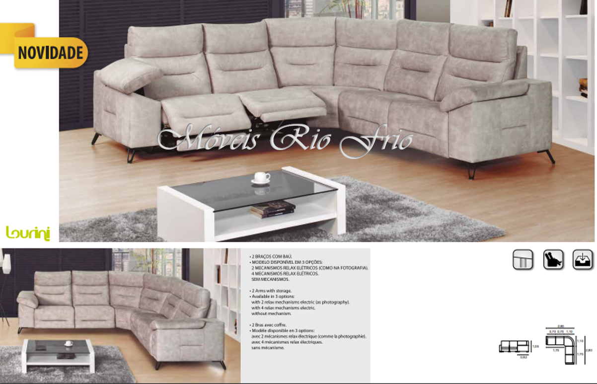 Sofá de canto modular cinza claro em sala com tapete e mesa de centro