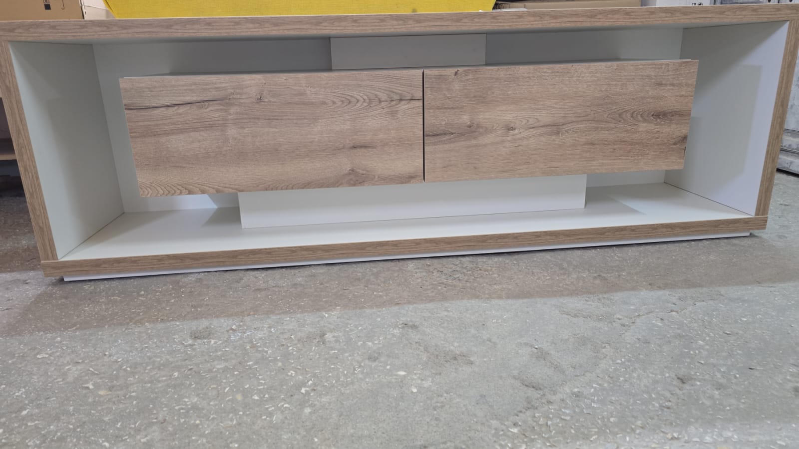 Móvel de madeira com acabamento em carvalho claro e estrutura branca