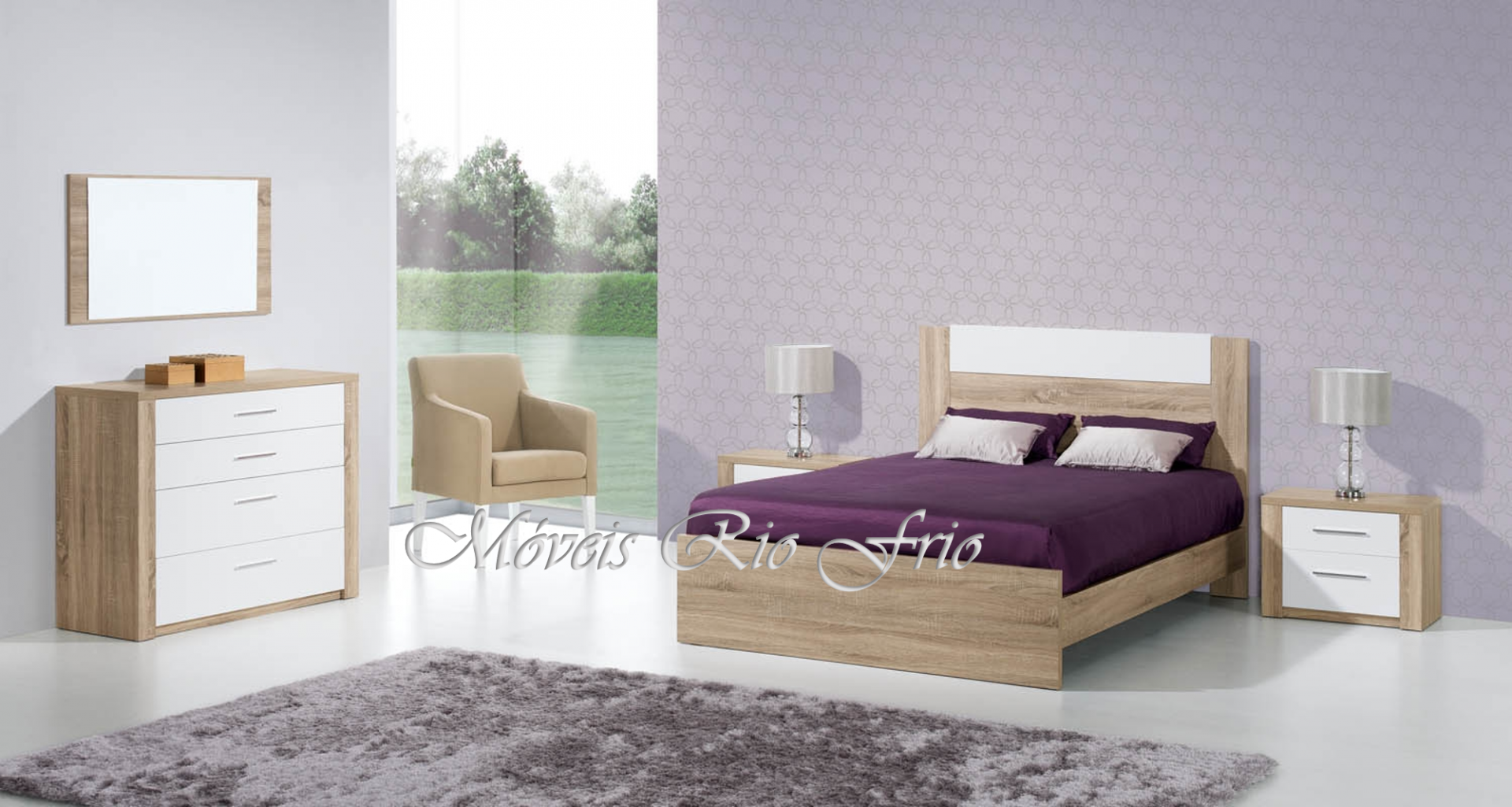 Conjunto de mobiliário de quarto em madeira clara com cama e mesas de cabeceira brancas, cómoda, espelho e candeeiros, em ambiente moderno