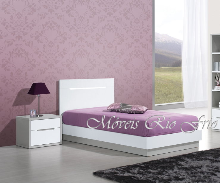 Quarto com cama de solteiro branca e decoração roxa com padrão floral na parede