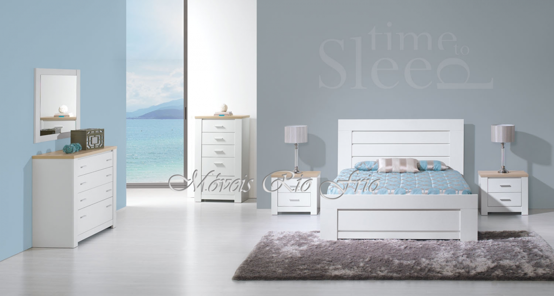 Quarto moderno com móveis brancos e vista para o mar ao fundo