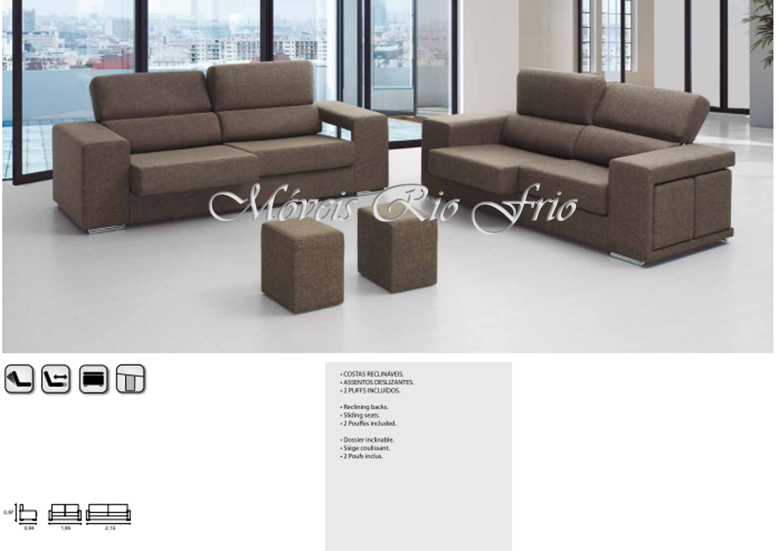 Conjunto de sofás castanhos em sala moderna com pufes e janelas grandes