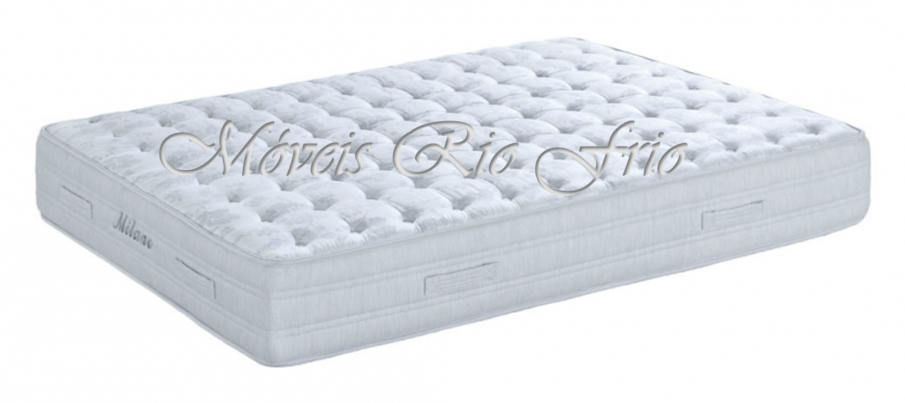 Colchão branco almofadado com alças laterais