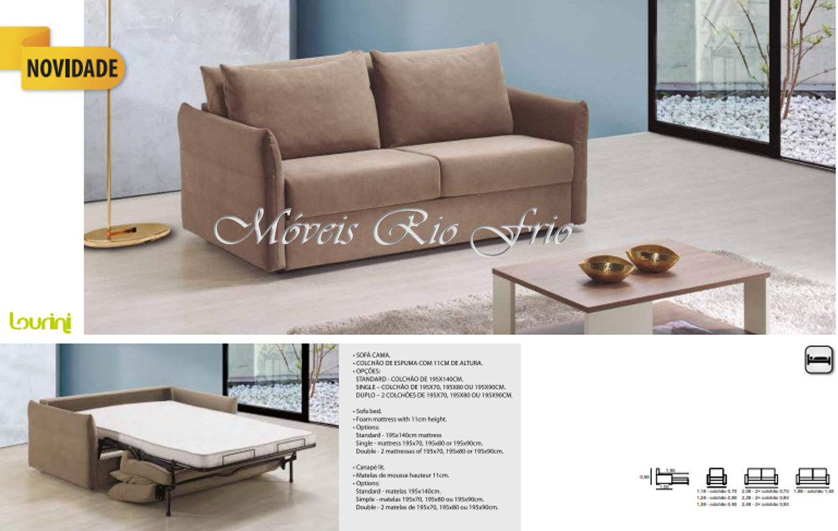 Sofá-cama castanho claro com almofadas em sala moderna com mesa e janelas grandes