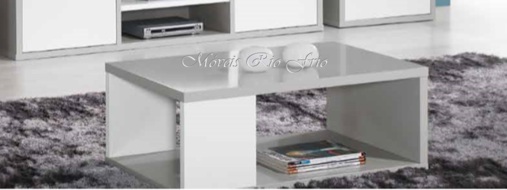 Mesa de centro branca com tampo de vidro cinzento e prateleira inferior com revistas