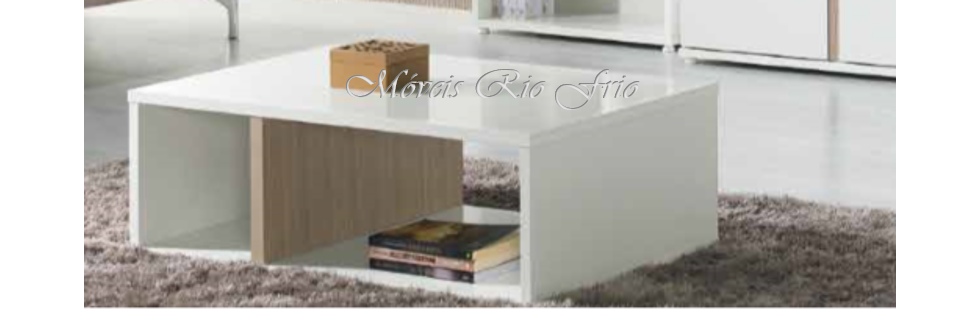 Mesa de centro branca e madeira clara com objetos