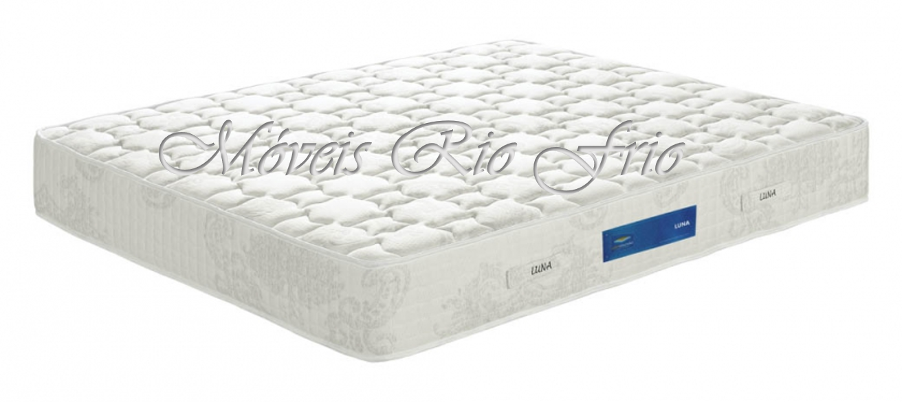 Colchão branco acolchoado com etiqueta azul e padrão floral nas laterais