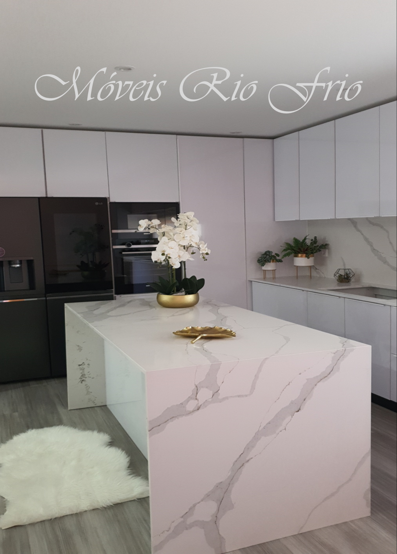 Cozinha moderna branca com ilha de mármore e frigorífico preto