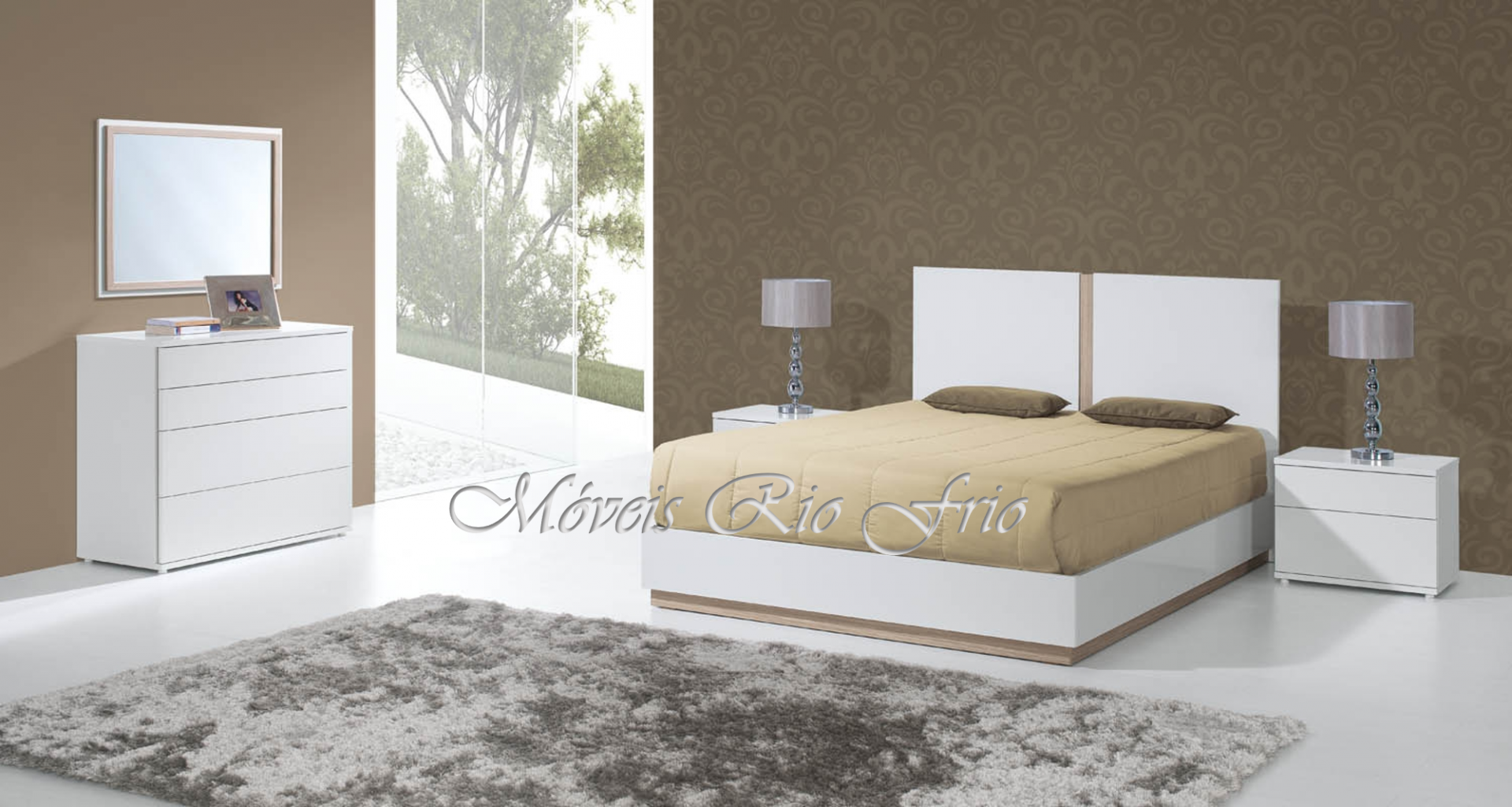 Quarto com cama branca de solteiro, cómoda com espelho e mesa de cabeceira com abajures