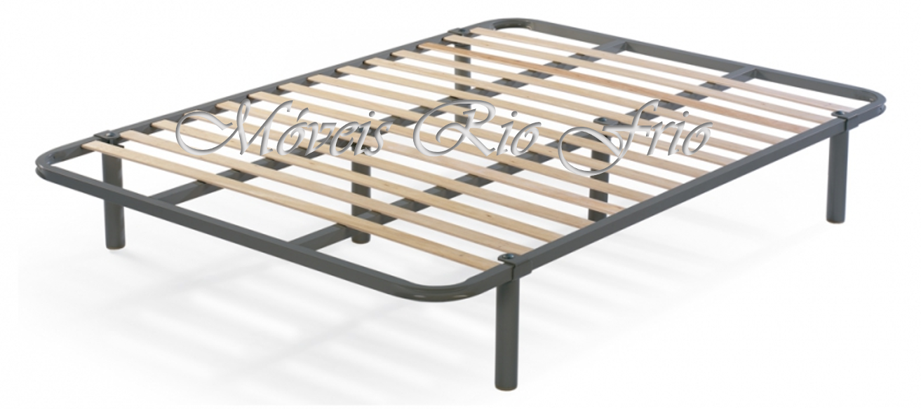 Estrado de cama metálico com ripas de madeira sobre fundo branco