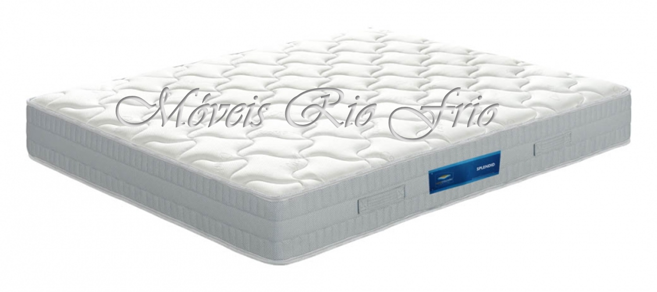 Colchão branco acolchoado com etiquetas azuis na lateral