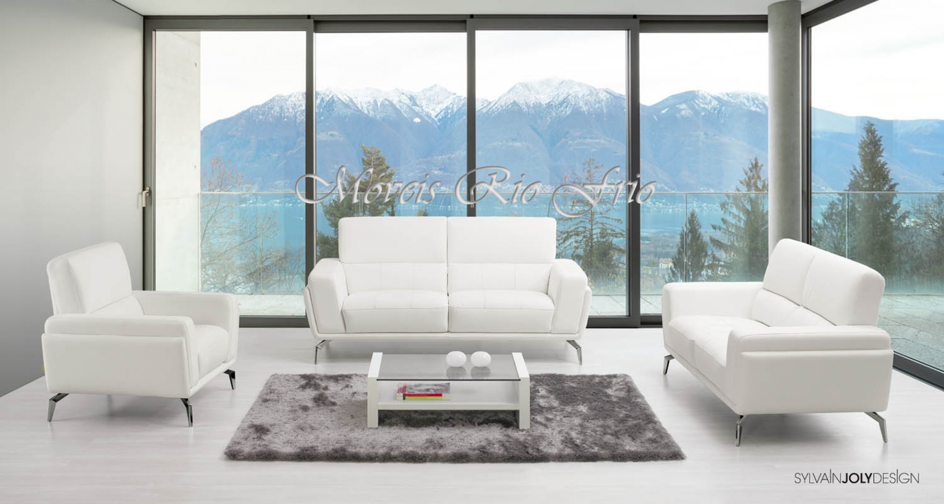 Sala de estar moderna com sofás brancos, mesa de centro e vista de montanhas nevadas