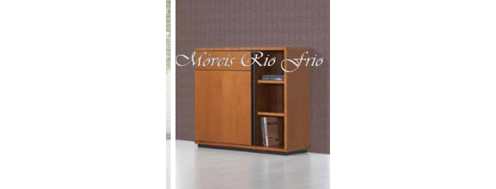 Móvel de madeira castanha com prateleiras à direita e porta à esquerda