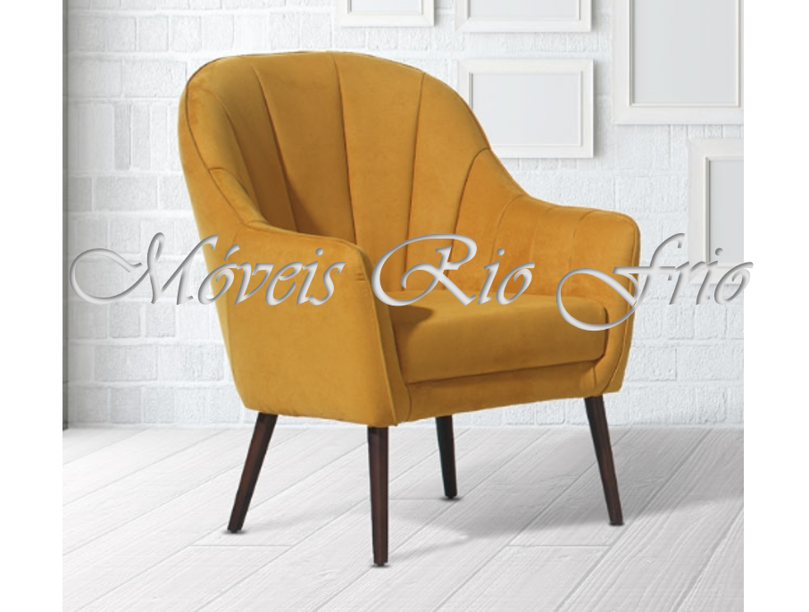 Poltrona amarelo mostarda estofada com pernas de madeira escura