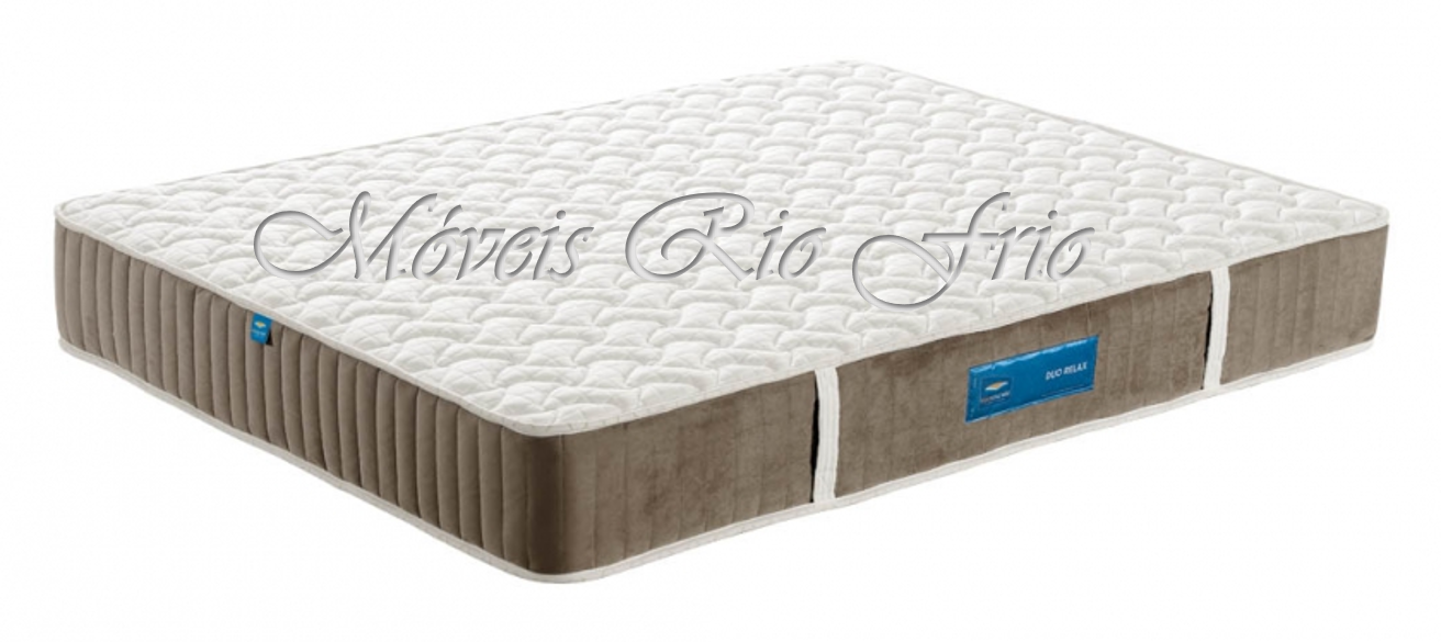 Colchão branco acolchoado com laterais bege e etiqueta azul