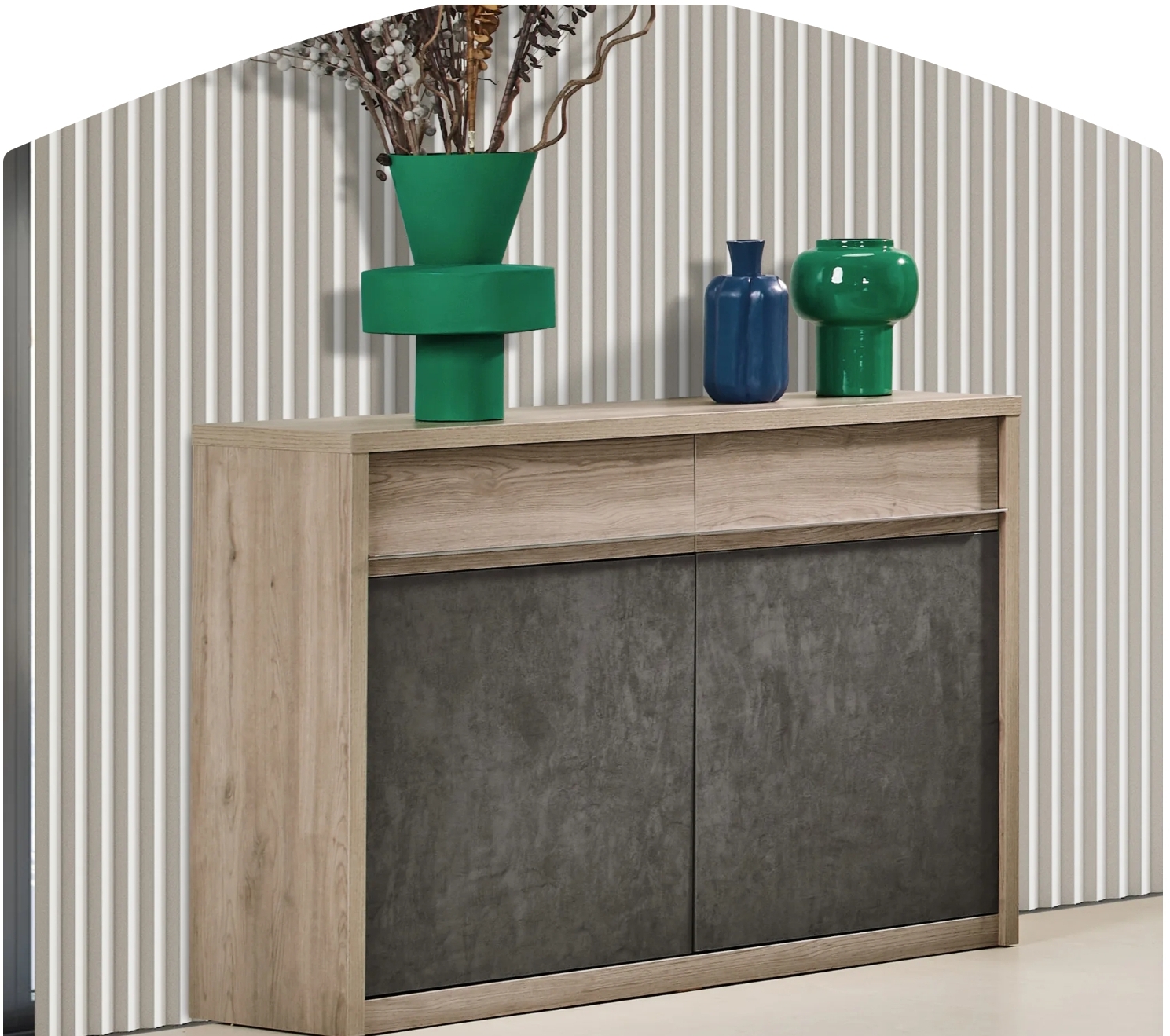 Aparador madeira clara com portas cinzentas e vasos decorativos em cima