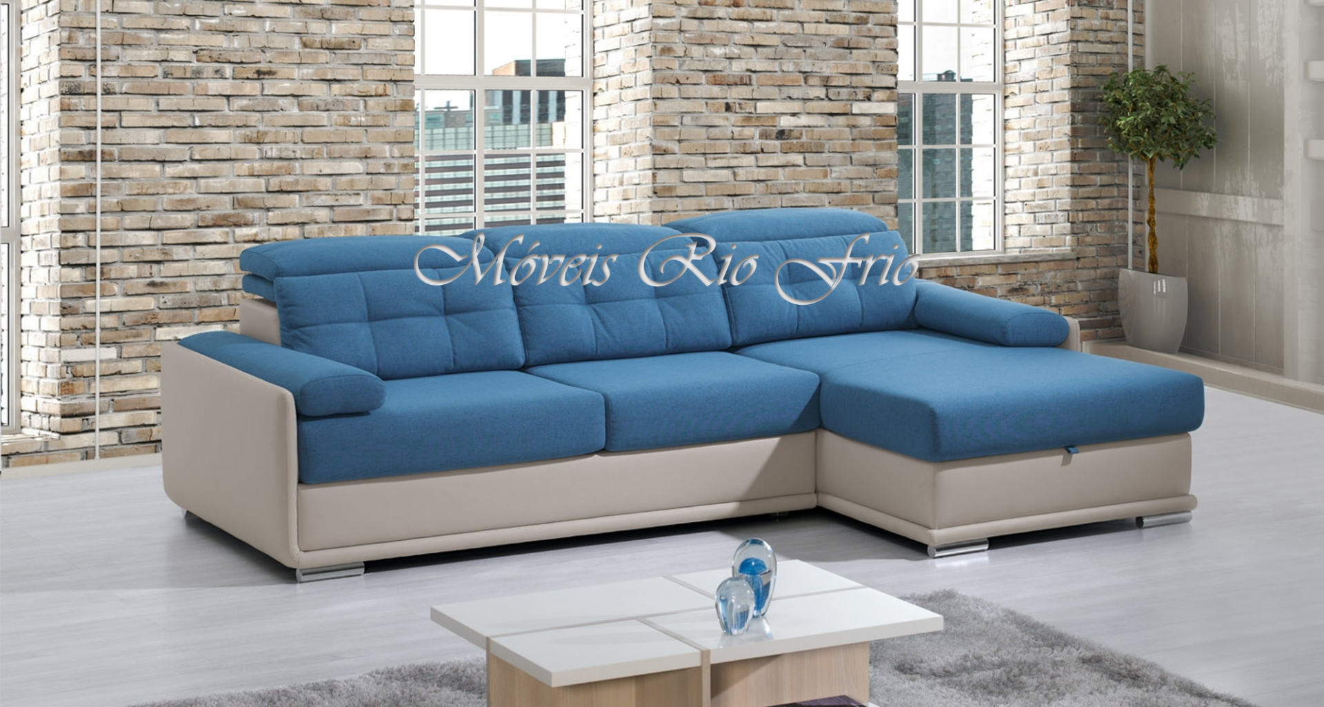 Sofá de canto azul com estrutura bege em sala moderna com parede de tijolos e janela