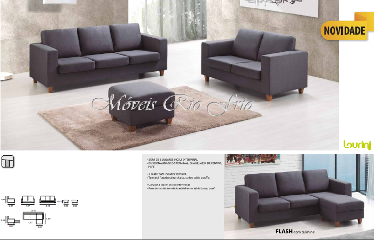 Conjunto de sala com dois sofás cinza escuro, mesa de centro estofada e tapete bege