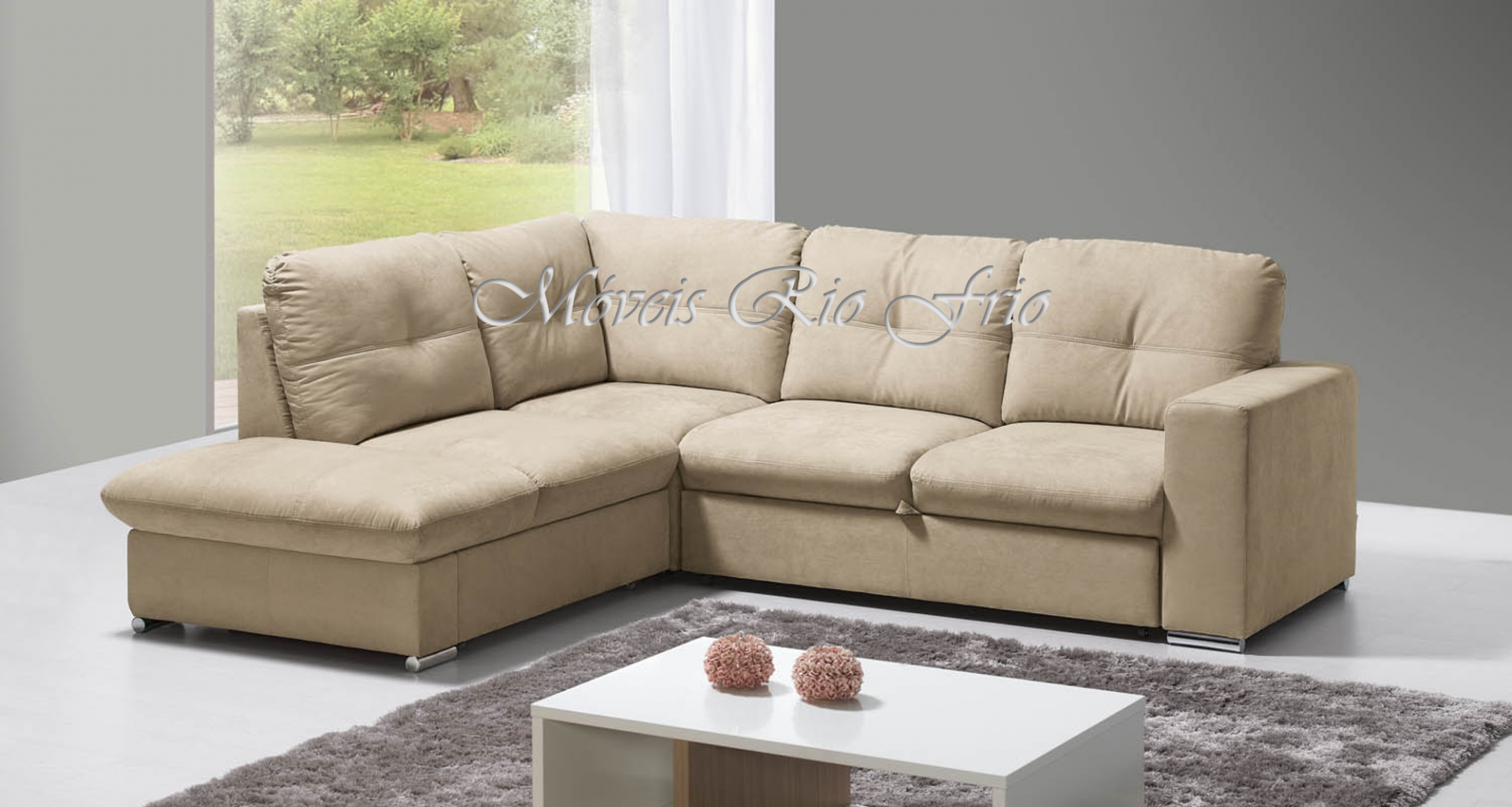 sofá chaise longue bege claro em sala moderna com cortina branca e mesa de centro