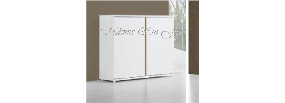 Móvel branco de madeira com duas portas e faixa vertical em madeira clara