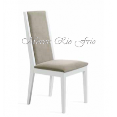 Cadeira branca com estofos cinza claro e texto Move Rio Frio