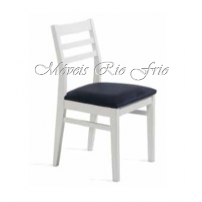 Cadeira branca de madeira com assento preto estofado e encosto com três ripas horizontais