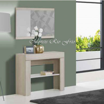 Móvel de entrada em madeira clara com decoração e candeeiro ao lado