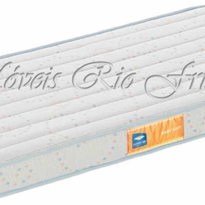 Colchão branco para bebé com pontos coloridos e etiqueta laranja