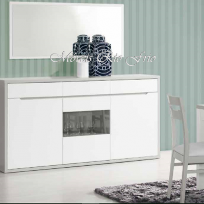 Aparador branco com gavetas e portas, vasos azuis decorativos, parede verde às riscas, tapete cinzento