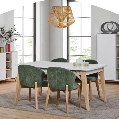 Sala de jantar com mesa branca e cadeiras verdes em madeira sobre tapete cinza