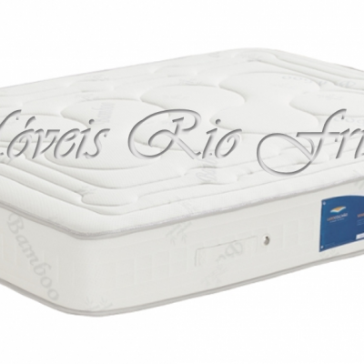 Colchão branco acolchoado com etiqueta azul e padrão floral