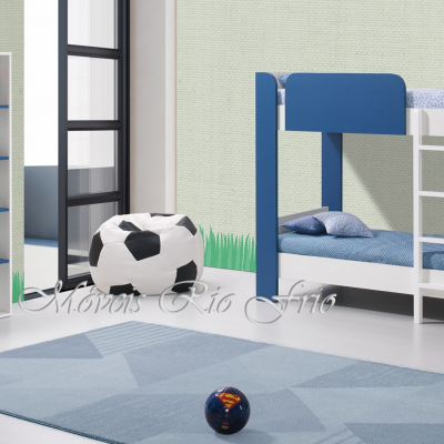 Quarto infantil com beliche azul e branco, estante branca, pufe de bola de futebol e tapete azul