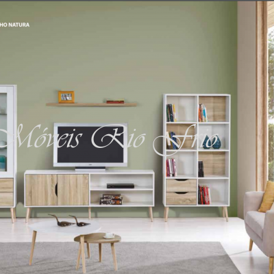 Conjunto de móveis de sala de estar branco mate e carvalho natura com armários, estante para TV e sofás numa sala iluminada