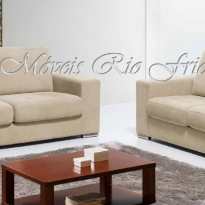 Conjunto de dois sofás bege de tecido em sala moderna com mesa de centro e tapete cinza