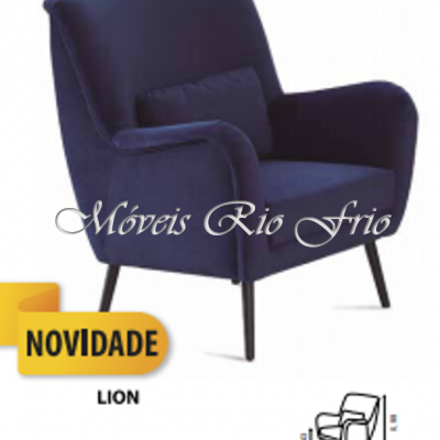 Poltrona azul escuro com almofada, pernas metálicas pretas e etiquetas visíveis