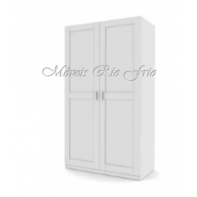 Armário branco com duas portas e puxadores