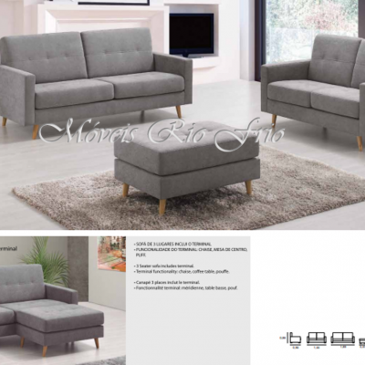 Conjunto de sala com dois sofás cinzentos e um pufe, textura lisa, pés de madeira