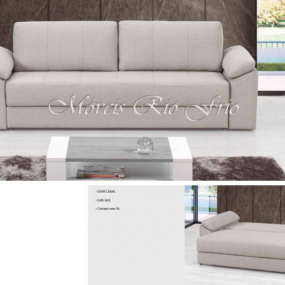 Sofá cinza claro estofado em sala moderna com texto Móveis Rio Frio e etiqueta NOVIDADE