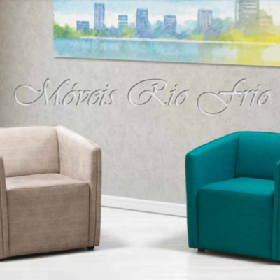 Duas poltronas modernas de tecido bege e verde-azulada em ambiente interno com quadro urbano