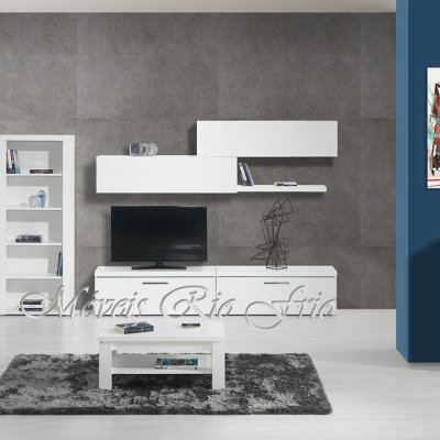 Sala de estar moderna com móveis brancos, sofá azul e tapete cinzento