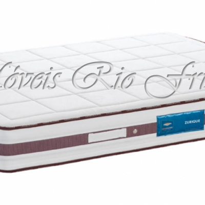 Colchão branco acolchoado com detalhes em marrom e etiqueta azul azul