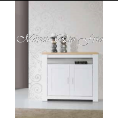 Móvel aparador branco com tampo de madeira clara e decoração numa sala