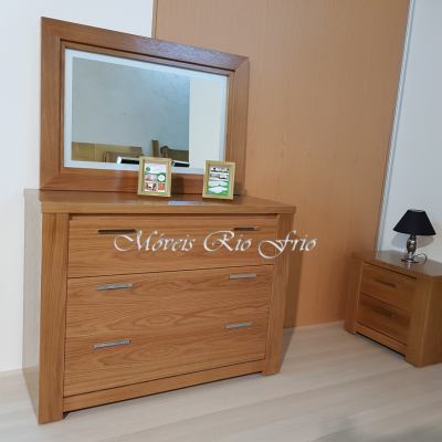 Cómoda em madeira clara com espelho e mesa de cabeceira com lâmpada preta