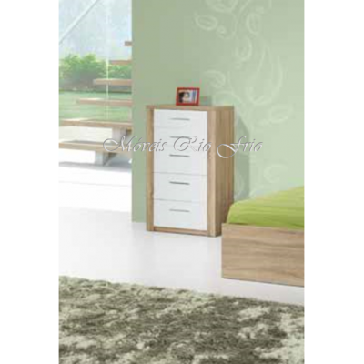 Cômoda alta de madeira clara com quatro gavetas brancas num quarto com cama verde e tapete cinzento