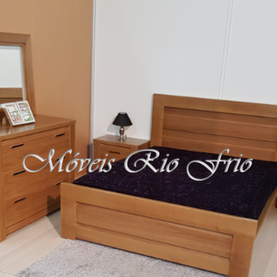 Conjunto de quarto em madeira castanha com cama, mesas-de-cabeceira, cómoda, espelho e candeeiros