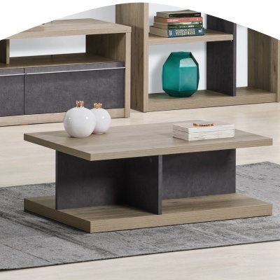 Mesa de centro em madeira clara com decoração branca