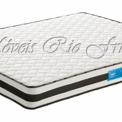 Colchão acolchoado branco com faixa preta e etiqueta azul