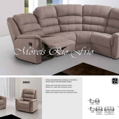 sofá de canto cinza com assentos reclináveis e almofadas acolchoadas numa sala